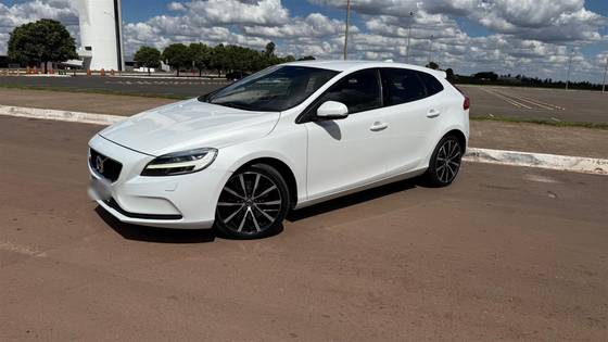 VOLVO V40 2.0 T4 MOMENTUM GASOLINA 4P AUTOMÁTICO